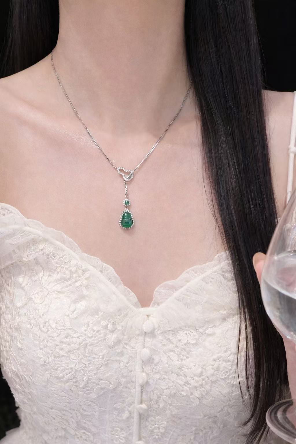 冰绿双葫芦翡翠|Icy Green Double Gourd Jade Necklace