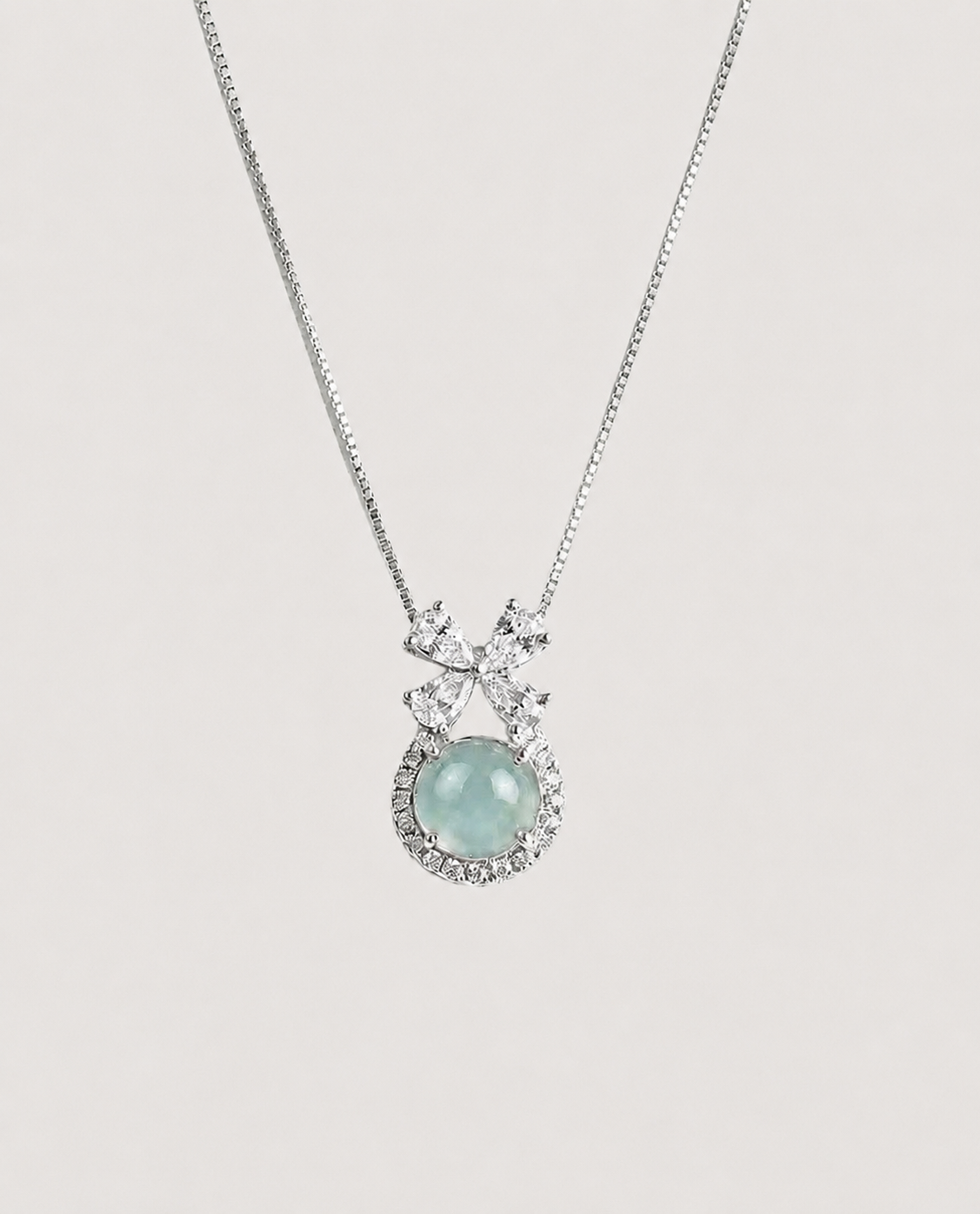 蝴蝶扣冰蓝翡翠| Butterfly Embrace Icy Blue
Jade Necklace